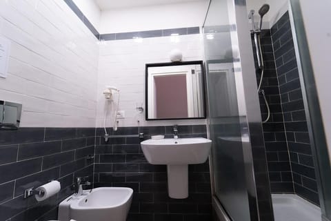 Bathroom, Other, Photo of the whole room, Decorative detail