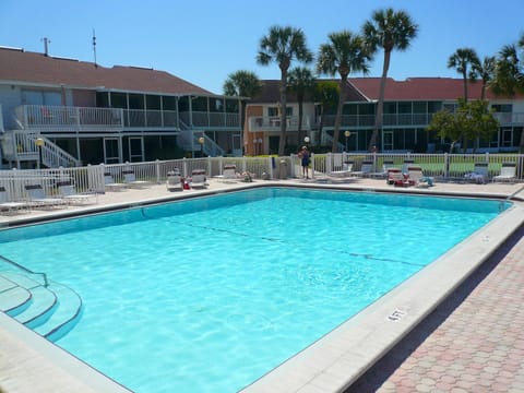 TWO Bedroom TWO Bath Family Condo - Sleeps Four - Unit B - Private Beach Eigentumswohnung in Gulfport