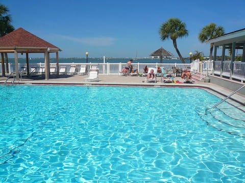 TWO Bedroom TWO Bath Family Condo - Sleeps Four - Unit B - Private Beach Eigentumswohnung in Gulfport