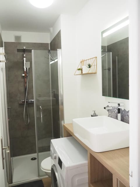 Shower, Bathroom, towels, washing machine