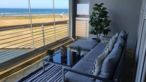Accommodation Front - Gorgeous 4 Sleeper Beachfront Apartment Copropriété in Durban