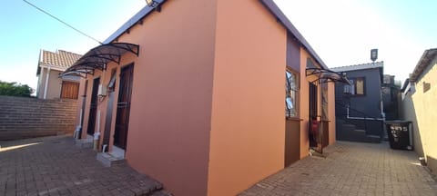 Ext4 Guest house Nature lodge in Roodepoort
