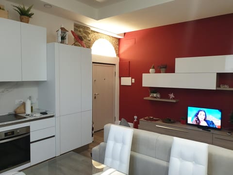 TV and multimedia, Kitchen or kitchenette, Living room, Dining area, oven, stove