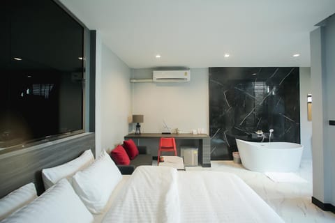 Bed, Living room, Photo of the whole room, Seating area, Bedroom, air conditioner