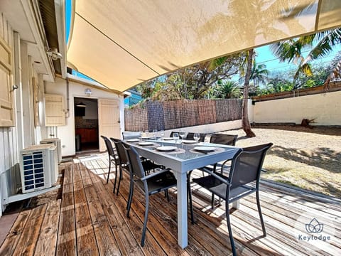 Patio, Day, Dining area