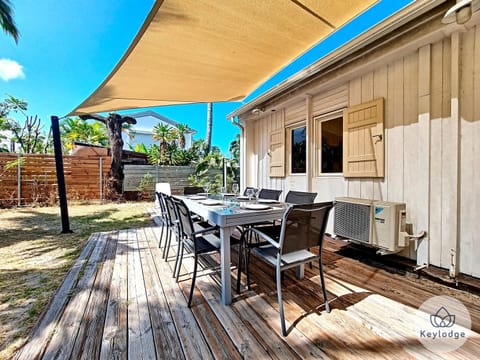 Patio, Day, Dining area