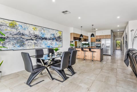 CONROE EXECUTIVE TOWNHOUSE - MODERN & STYLISH Condo in Mount Gambier