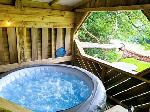 The Bothy near Tenby, Big Projector Screen, Four-poster bed, on-site HOT TUB access via Spa Pack Apartment in Wales