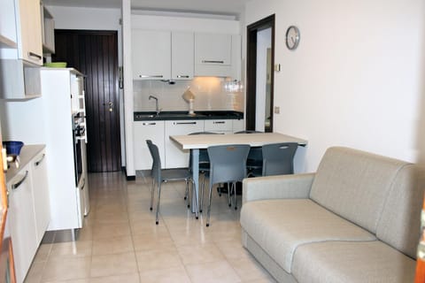 Kitchen or kitchenette, Living room, Dining area, minibar