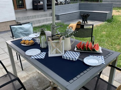 Patio, Day, Garden, Food and drinks, Food, Garden view