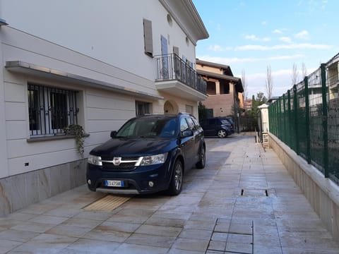 Facade/entrance, Neighbourhood