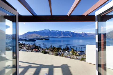 Belvedere Breath Taking Lake & Mountain Views House in Queenstown