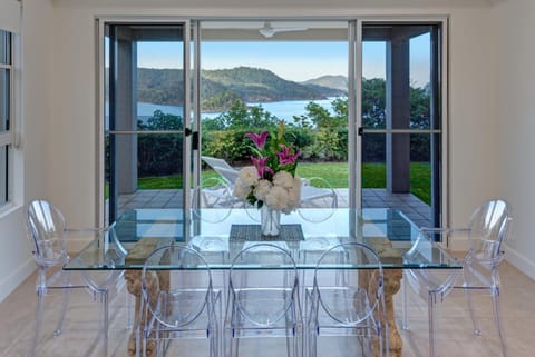 La Bella Waters 1 Wide Reaching Ocean Views And Buggy House in Whitsundays