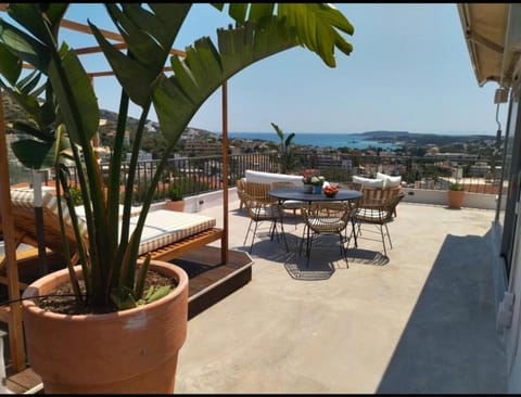 Summer Sea View Apartment with Outdoor Jacuzzi- Sauna Condo in Vouliagmeni