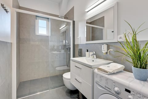 Shower, Toilet, Bathroom, towels