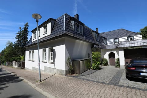 Property building, Facade/entrance, Day, Neighbourhood, Street view, Parking