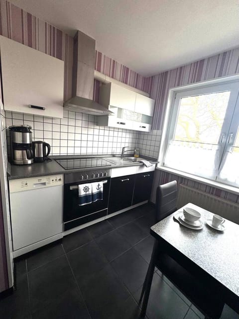 Coffee/tea facilities, Kitchen or kitchenette, Dining area, dishwasher, stove