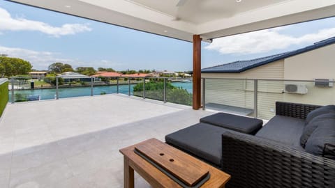 Luxury Waterfront Family Entertainer on Dolphin Casa in Sandstone Point