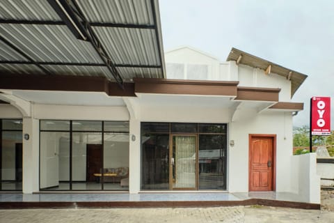 Super OYO 2519 Mayang Garini Hotel in Special Region of Yogyakarta