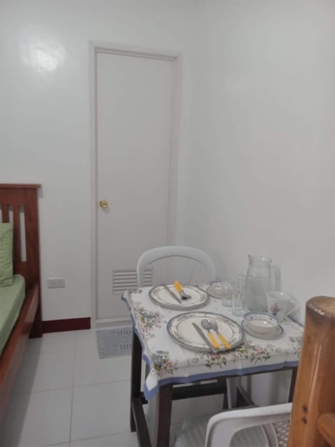 Felipa Beach and Guesthouse - Newly Renovated Airconditioned Guest Rooms Condo in Dumaguete