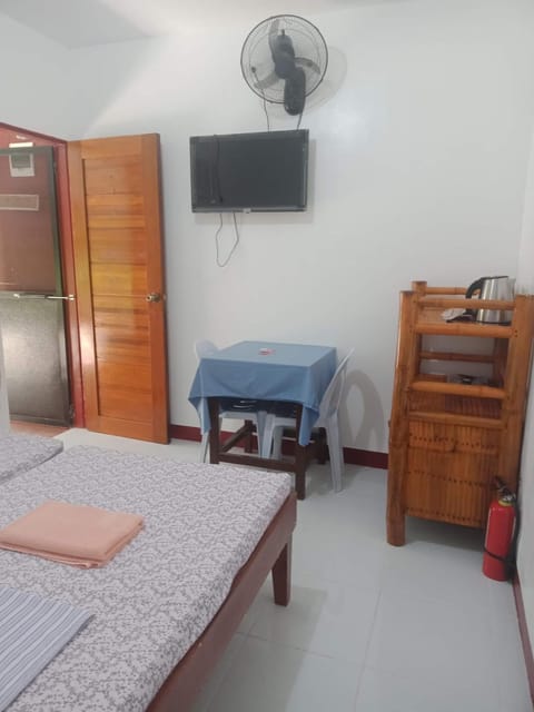 Felipa Beach and Guesthouse - Newly Renovated Airconditioned Guest Rooms Appartement in Dumaguete