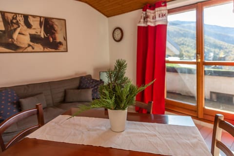 Living room, Decorative detail, Seating area, Mountain view