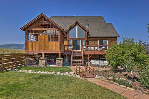 Luxe Group Getaway in Granby Golf, Ski, Hike! Maison in Granby