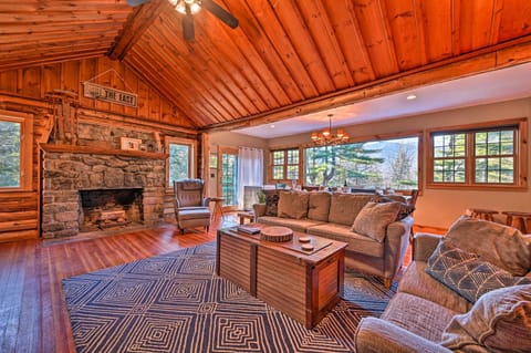 Grand Log Cabin with Hot Tub - 4 Miles to Whiteface! House in Wilmington