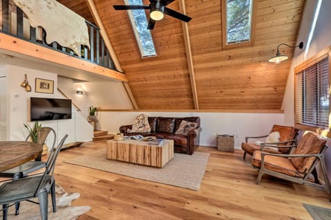 Modern A-Frame Cabin with Deck - Hike, Bike and Ski! Maison in Munds Park