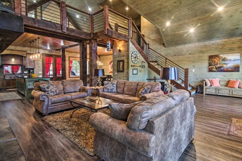 Stylish Broken Bow Cabin with Hot Tub and Fire Pit! House in Oklahoma