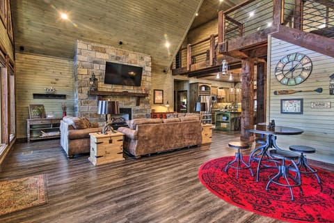 Stylish Broken Bow Cabin with Hot Tub and Fire Pit! House in Oklahoma