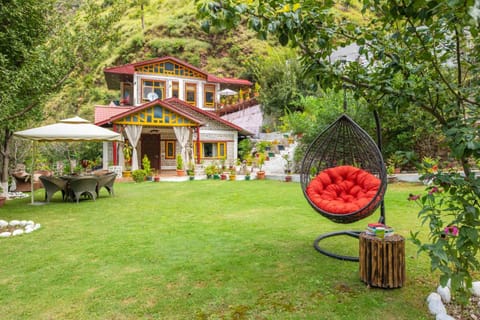 StayVista at Spirits Unplugged with Outdoor Pool - Karyali Villa in Himachal Pradesh