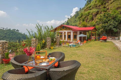 StayVista at Spirits Unplugged with Outdoor Pool - Karyali Villa in Himachal Pradesh