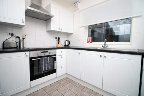 Stay in the Heart of Swansea- TV in Every Bedroom! Apartment in Swansea