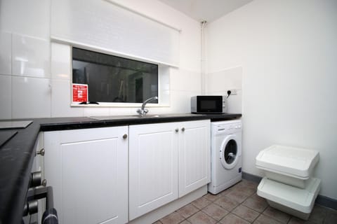 Stay in the Heart of Swansea- TV in Every Bedroom! Apartment in Swansea