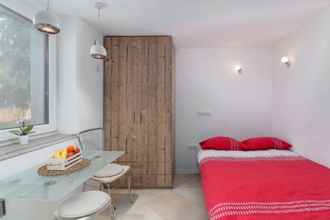 Photo of the whole room, Bedroom, wardrobe