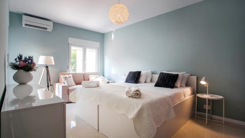 Bedroom, Mountain view