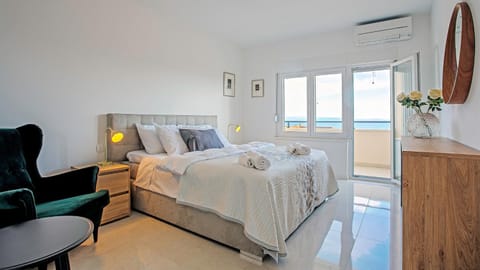 Photo of the whole room, Bedroom, Sea view