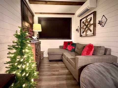 Hot Tub! The Blue Ridge Luxury Container Home House in Waco