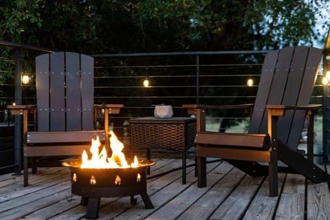 Hot Tub! The Blue Ridge Luxury Container Home House in Waco