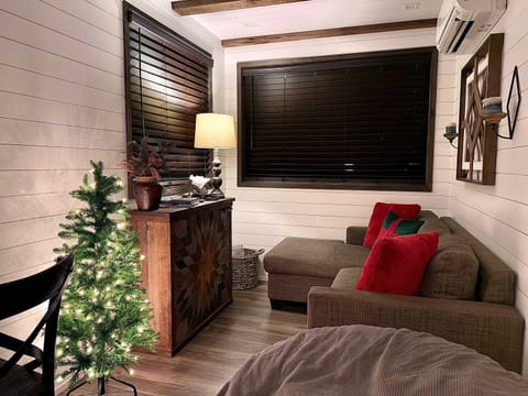 Hot Tub! The Blue Ridge Luxury Container Home House in Waco