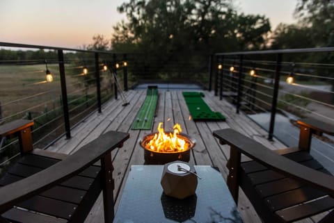 Hot Tub! The Blue Ridge Luxury Container Home House in Waco