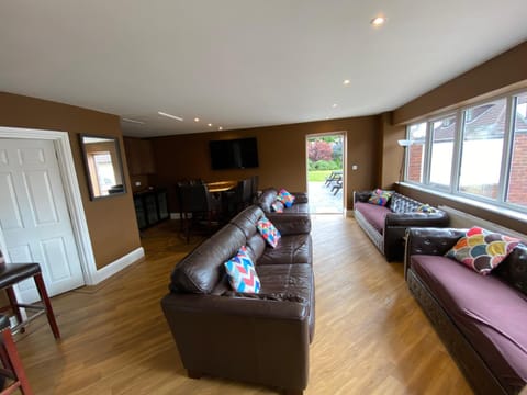 Communal lounge/ TV room, TV and multimedia, Living room, Seating area, Evening entertainment