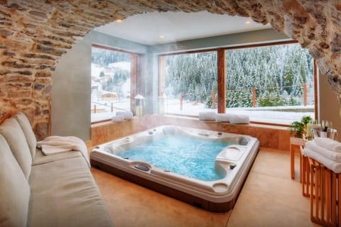 Hot Tub, Seating area