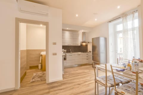 Kitchen or kitchenette, Living room, Seating area, Dining area, minibar, oven, stove