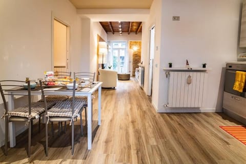 Kitchen or kitchenette, Living room, Seating area, Dining area, oven, stove