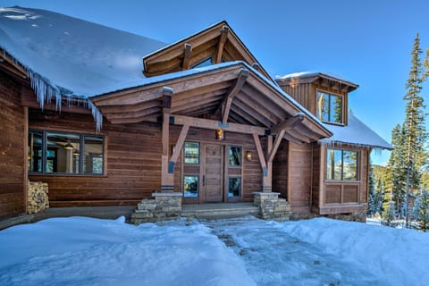 Custom Ski-InandOut Chalet with Hot Tub and Wet Bars! House in Big Sky