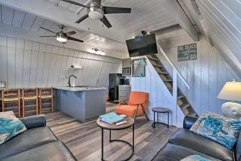 A-Frame Home with Deck - 2 Blocks to Surfside Beach! Casa in Surfside Beach