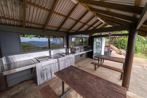 BBQ facilities, Kitchen or kitchenette