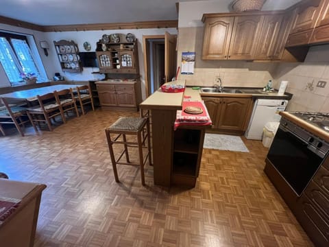 Kitchen or kitchenette, Dining area, dishwasher, pet friendly, stove